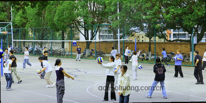 终场前3秒，主队78-76压哨反超，全场沸腾。